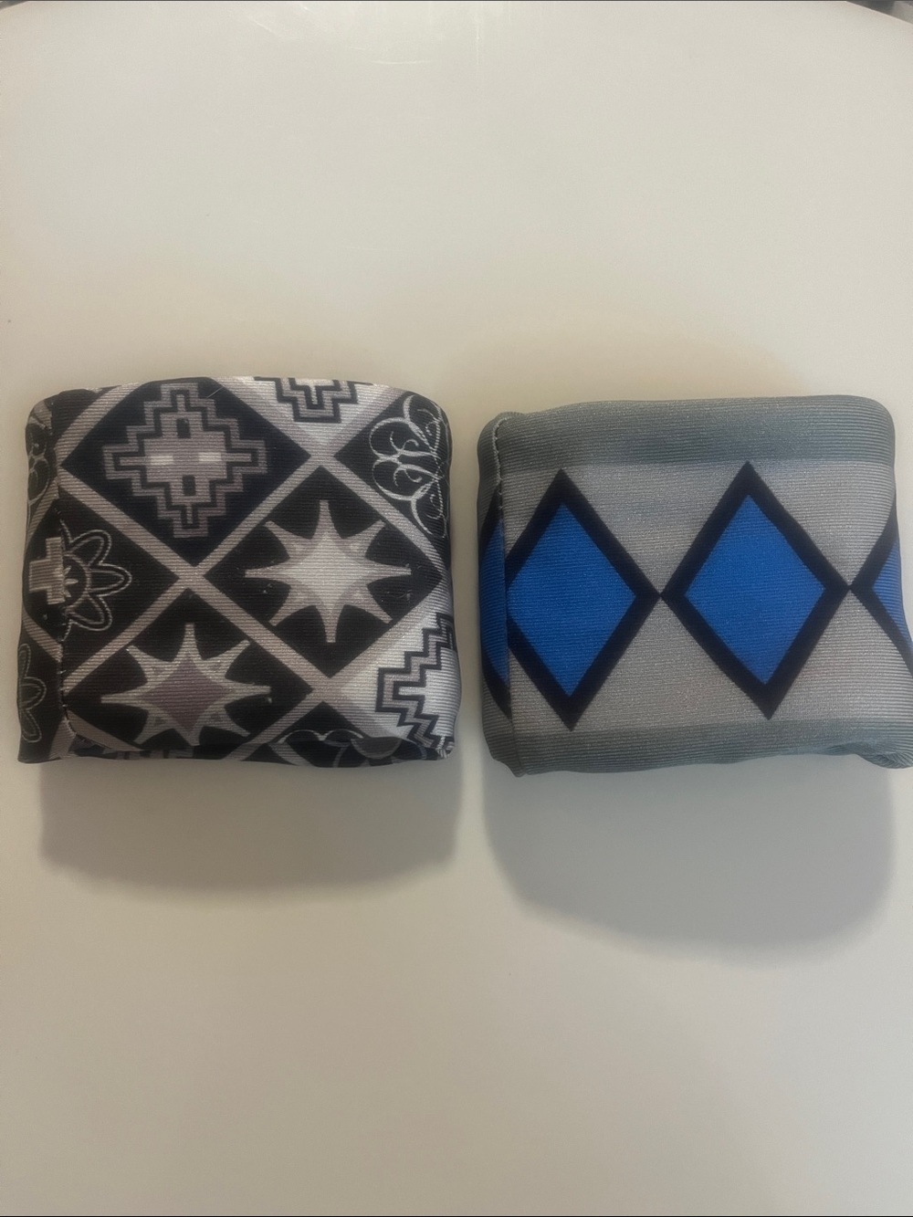 Geometric Pattern Women’s Athletic Wristbands - Black & Blue